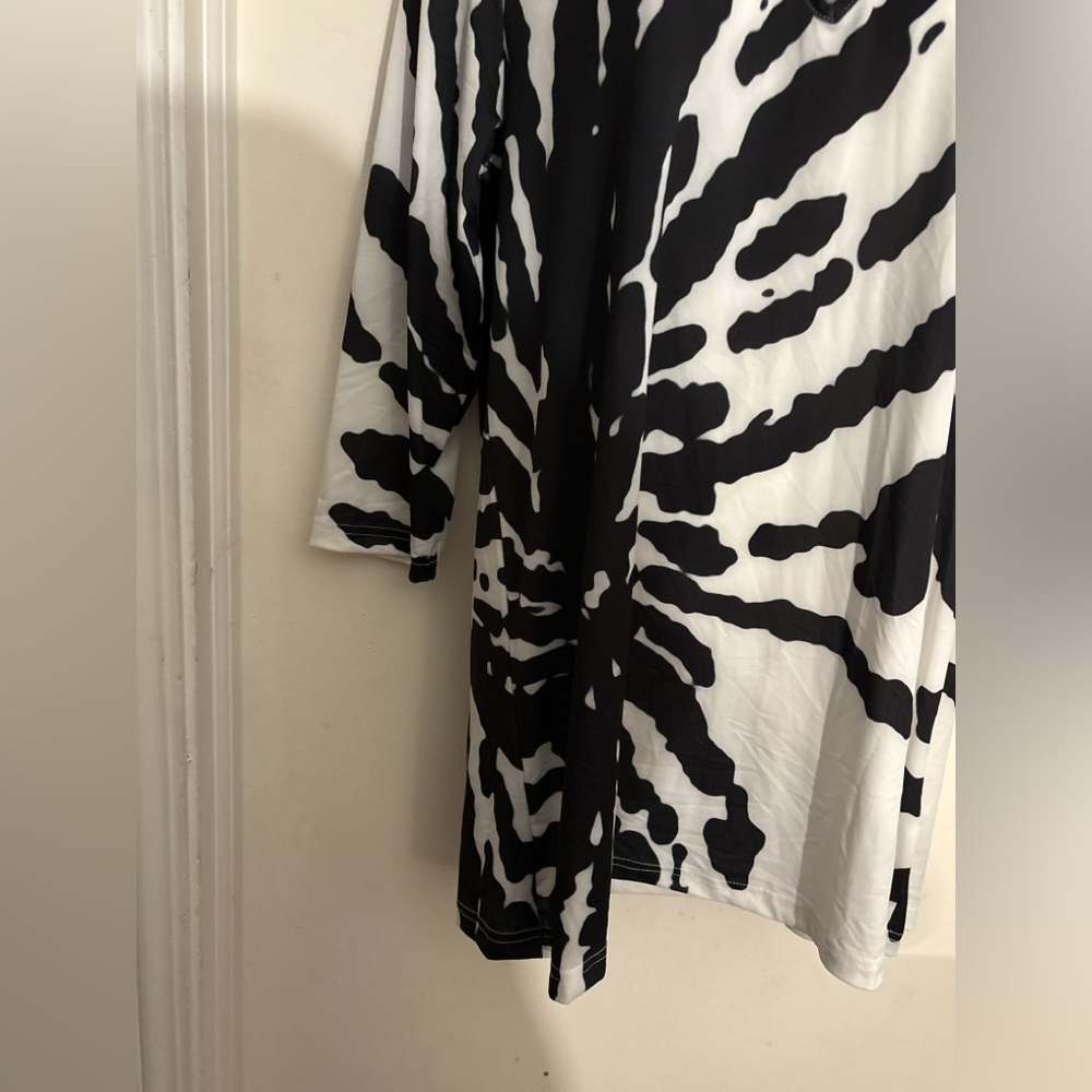 New Beyond This Plane Black & White Abstract Crisscross Tunic Size small - Picture 6 of 10